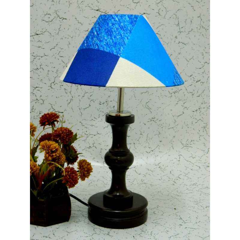Tucasa Fabulous Wooden Table Lamp with Blue Check Shade, LG-1052